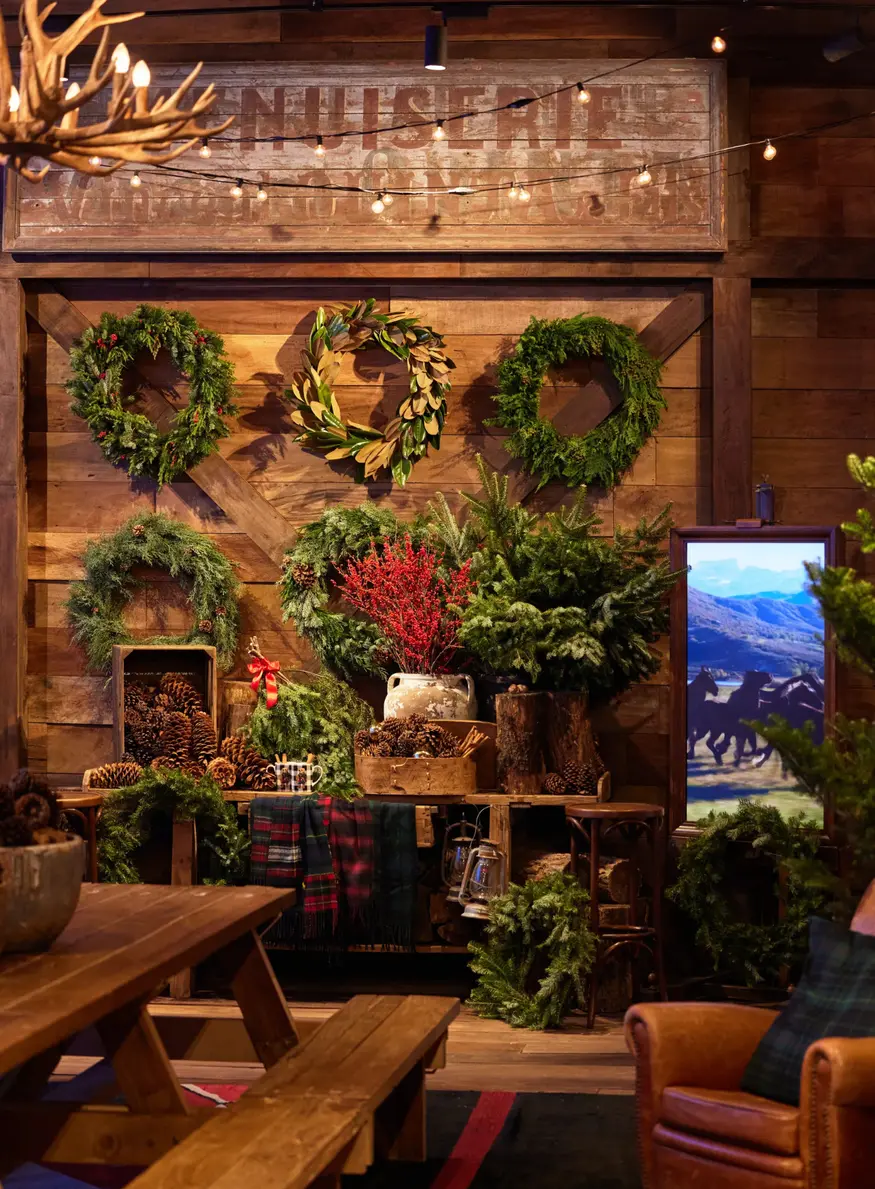Boutique chaleureuse décorée de sapins et couronnes de Noël