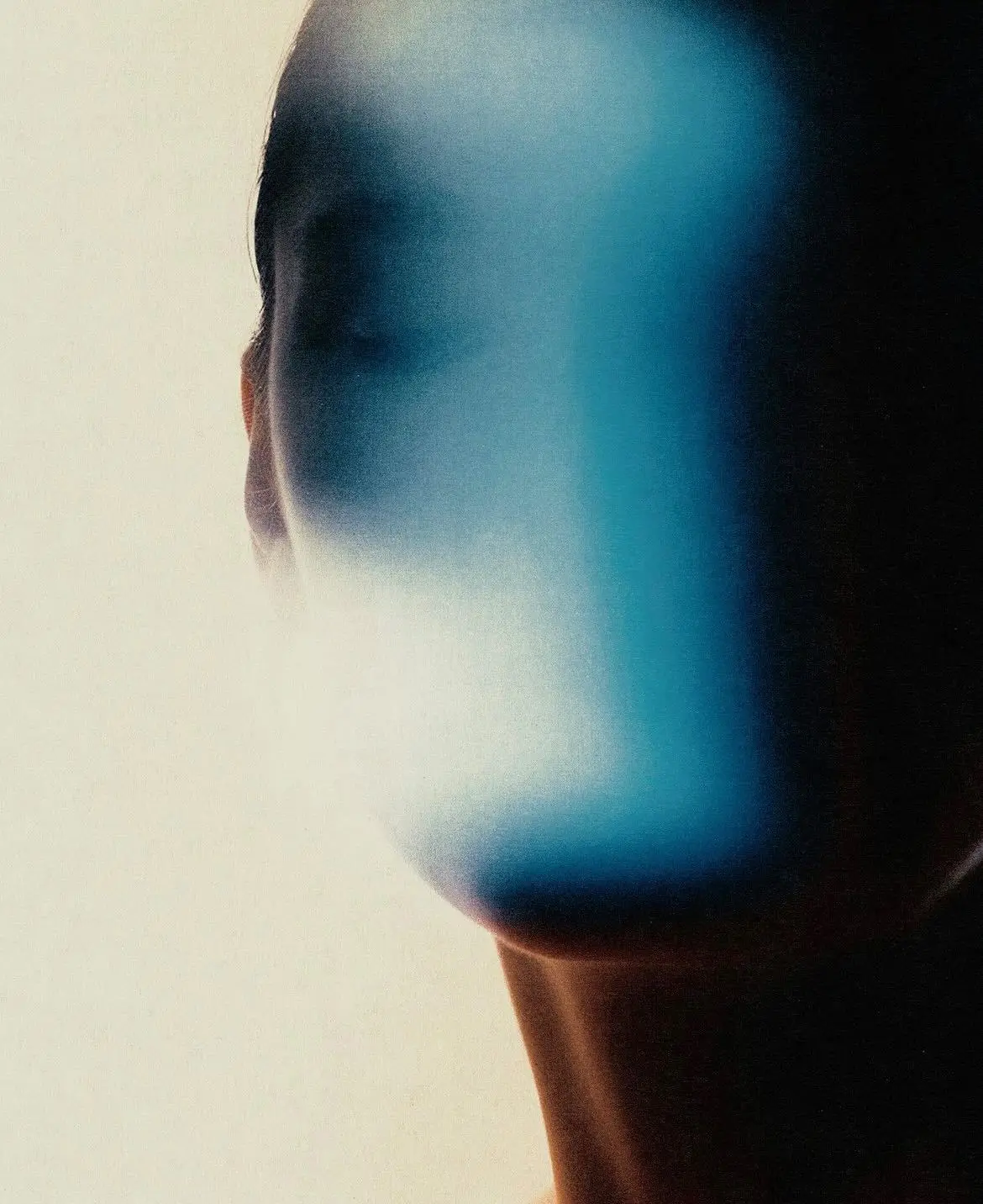 Portrait abstrait traversé d’une lumière bleue